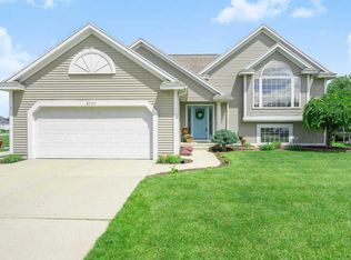 8700 Willow Creek Dr, Jenison, MI 49428