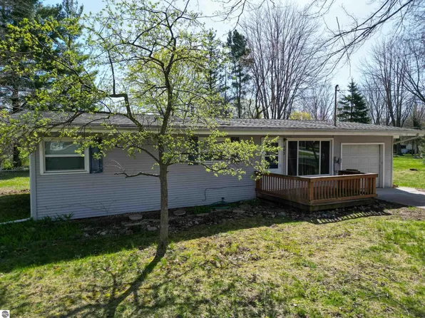 403 Greenfield Dr, Mount Pleasant, MI 48858