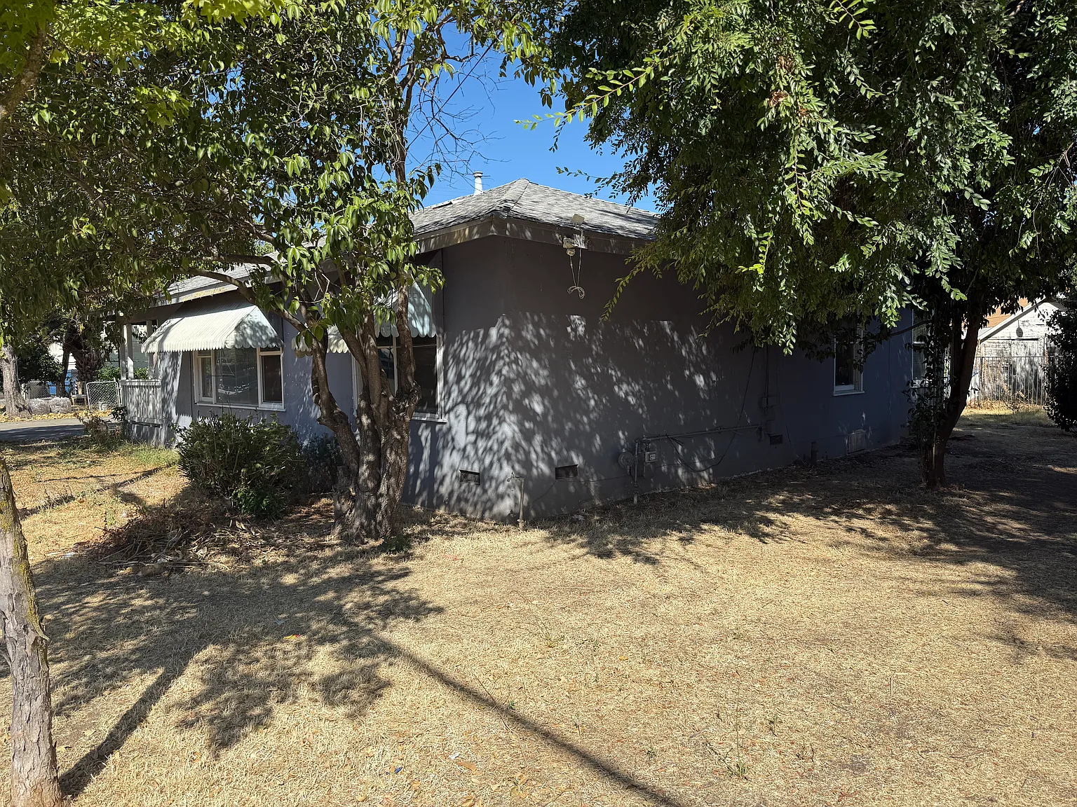 3 bed, 1.5 bath, 1800 sqft, $2,400 — Photo 2