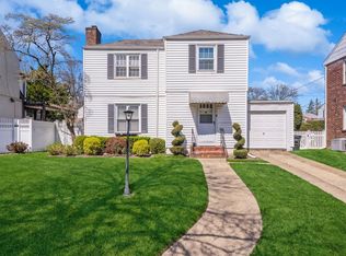 10 Birch Ln, Valley Stream, NY 11581