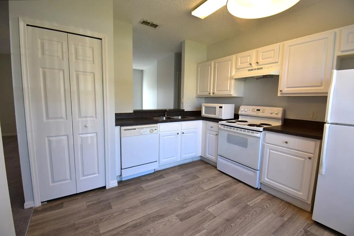 3 bed, 1182 sqft, $1,575 — Photo 4