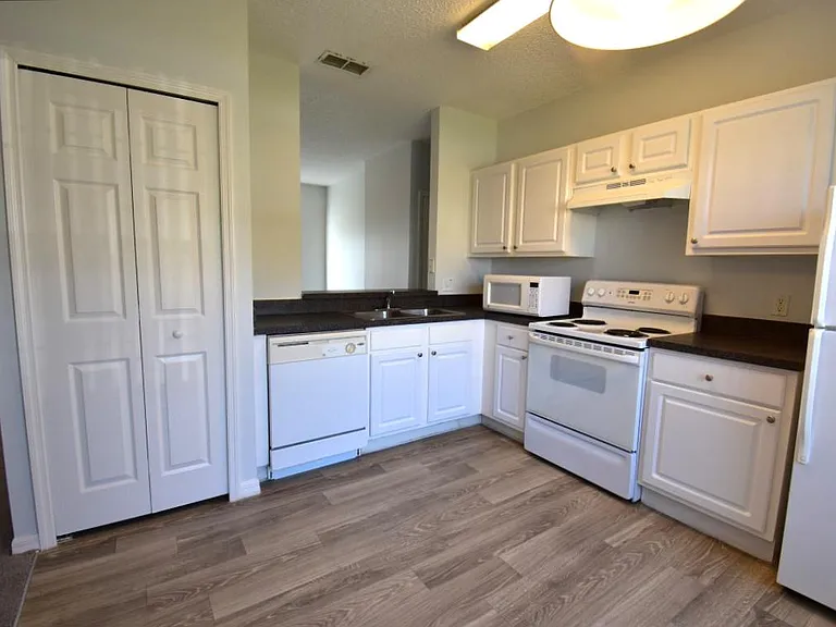 553 Hummingbird Ct — Photo 4