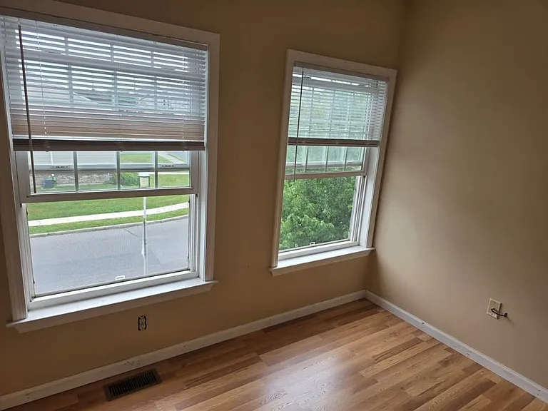 98 N Oak St #98 — Photo 3