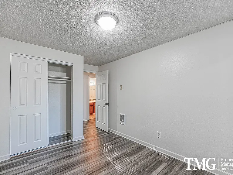Willow Creek Apartments — Photo 12