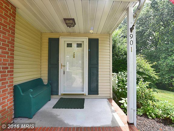 2nd image of 901 Candlelight Ct