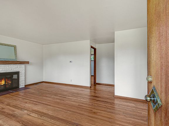 3rd image of 1526 N St NE