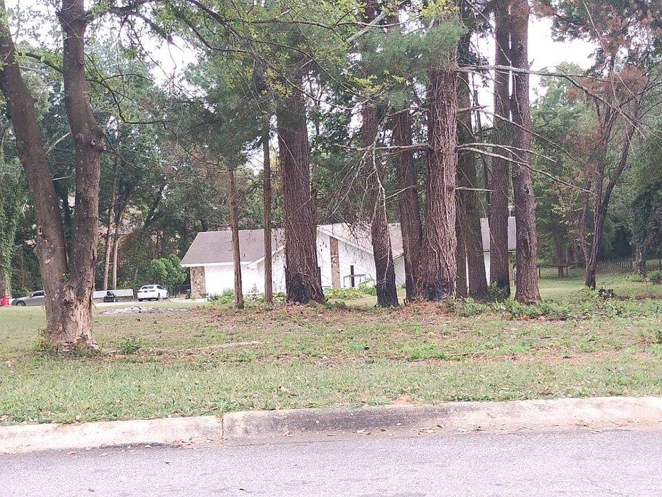 1st image of 2211 Carriage Dr