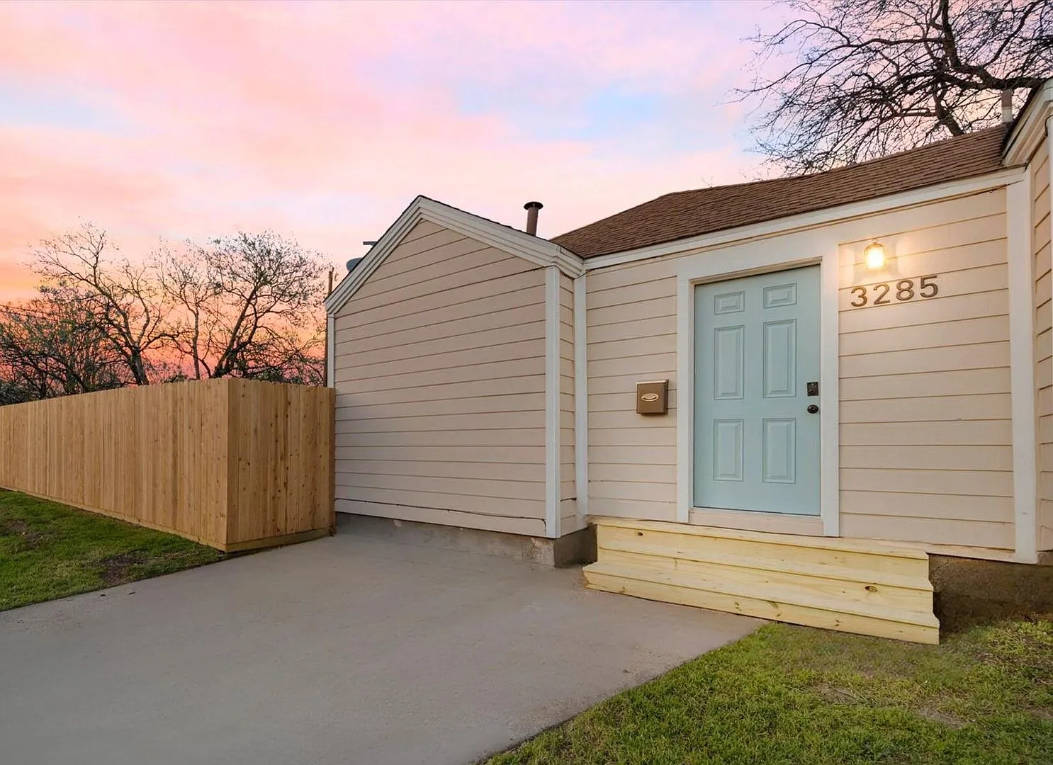 Fully Furnished, Fully Updated, Fully Fort Worth! — Photo 2