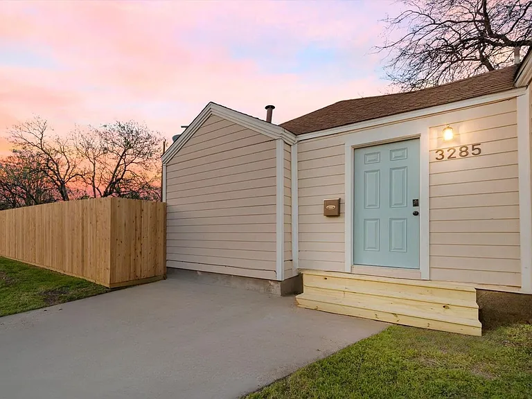 3285 Clover Ln — Photo 2