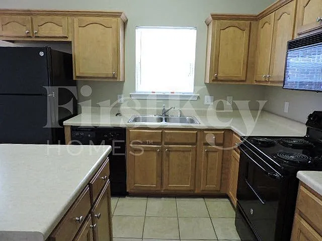 3 bed, 2.0 bath, 1270 sqft, $1,760 — Photo 3
