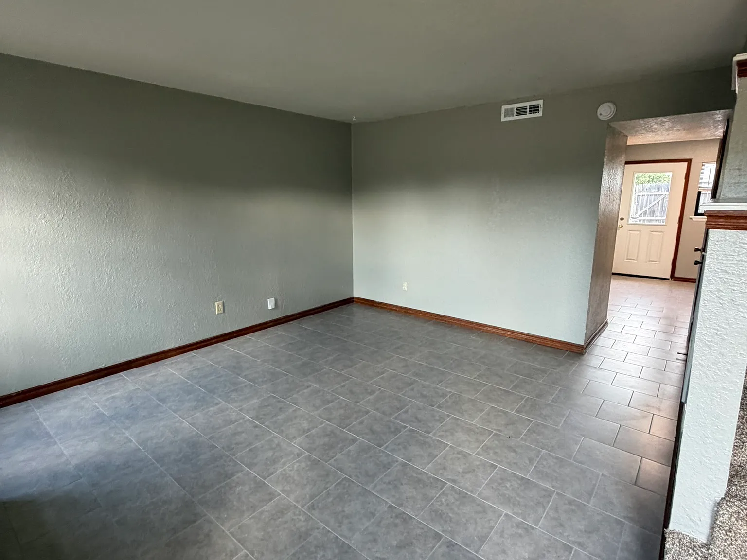 2 bed, 1.5 bath, 1088 sqft, $975 — Photo 4