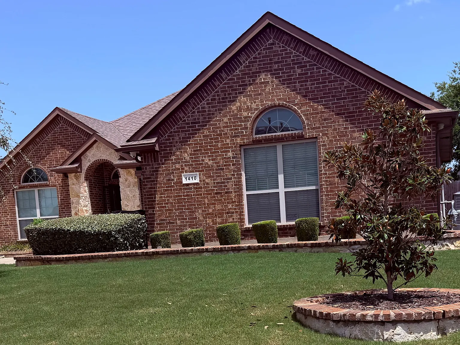 1410 Majestic Meadows Dr — Photo 2