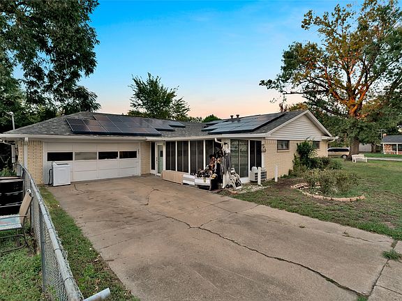 4th image of 800 Patricia St