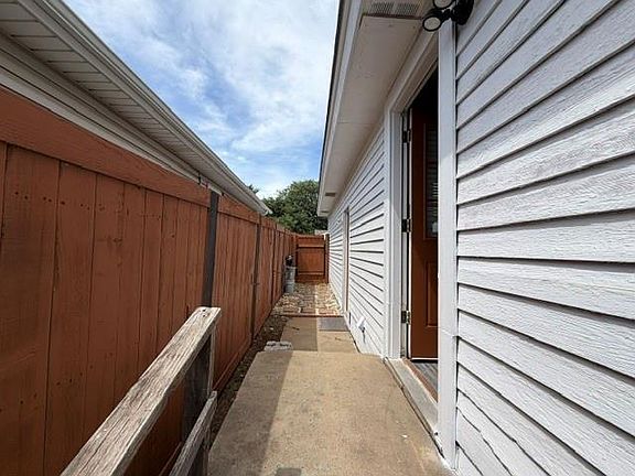 3rd image of 920 SW 52nd St