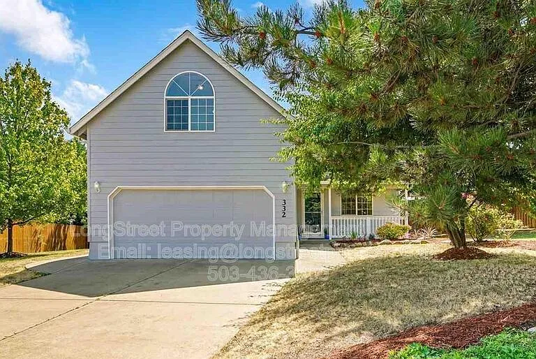 332 NE Carmen Pl — Photo 1