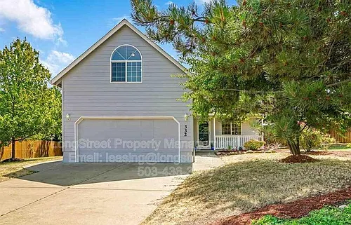332 NE Carmen Pl Photo 1