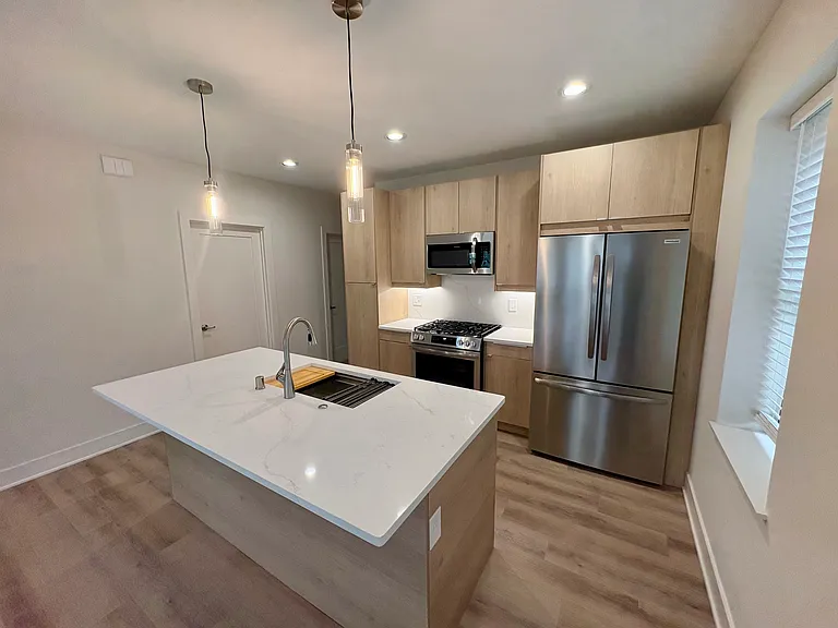 2212 N Cambridge Ave #2212 — Photo 2