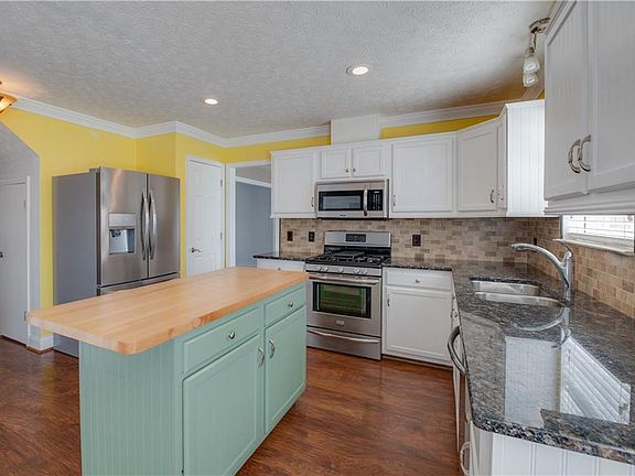 3rd image of 614 Aylesbury Dr