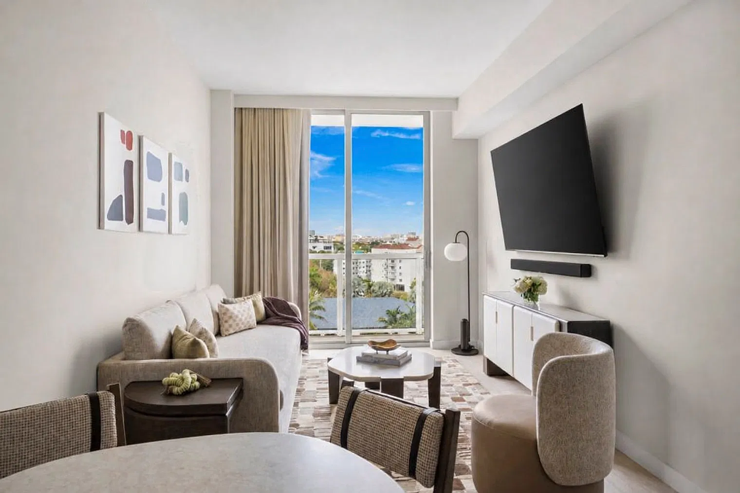 1 bed, 1.0 bath, 592 sqft, $9,028 — Photo 2