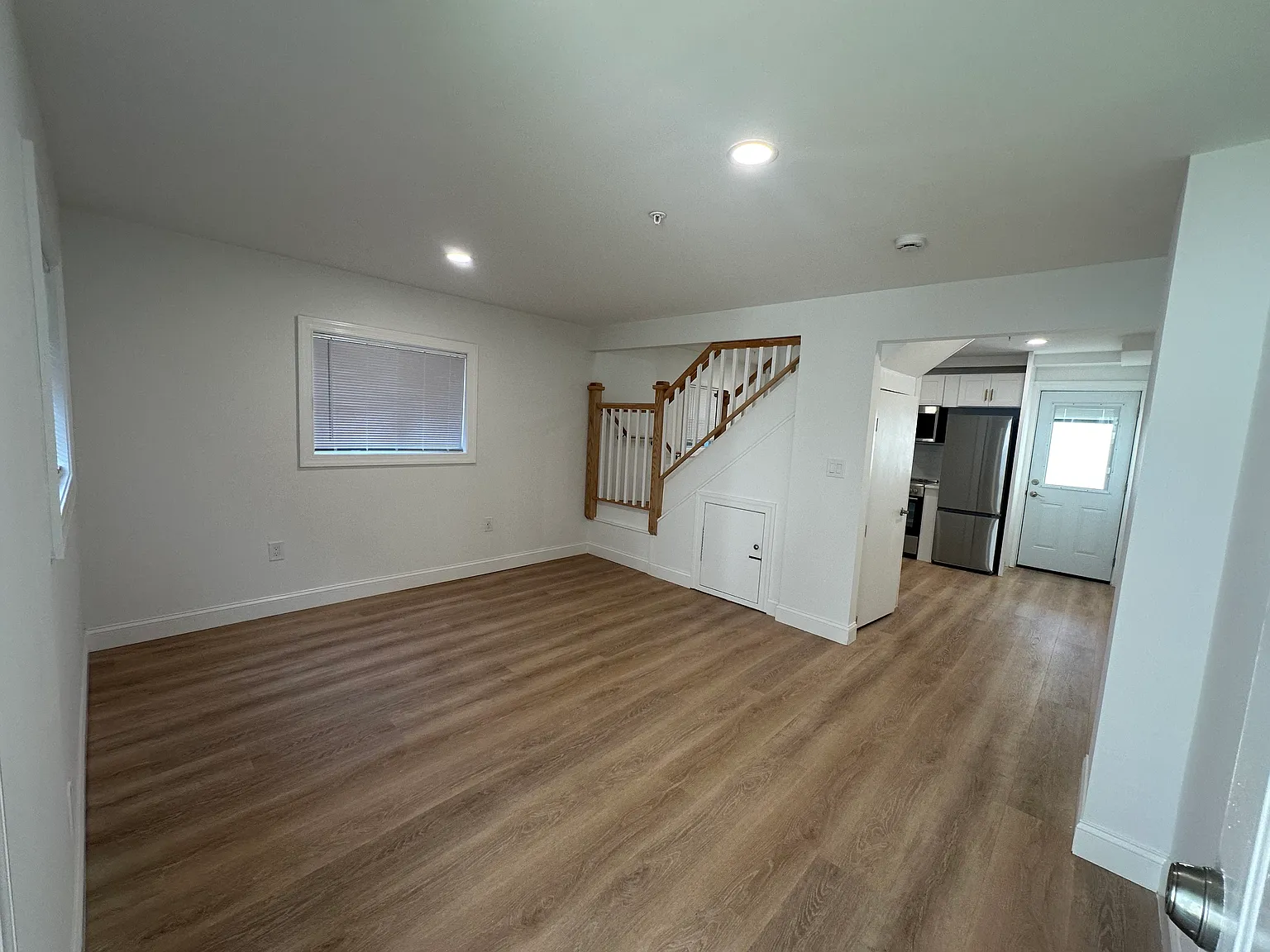 2 bed, 900 sqft, $2,400 — Photo 3