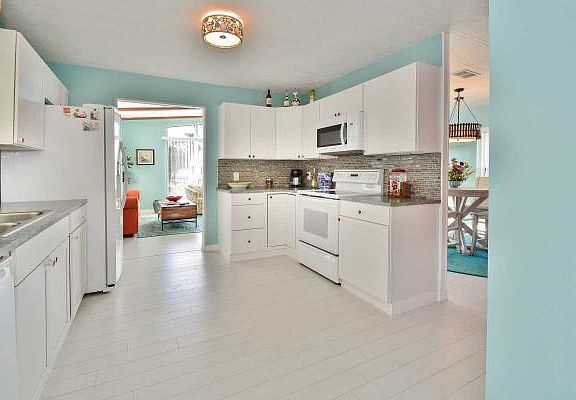 4th image of 210 Windsor Dr