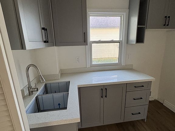4th image of 33 Oak St