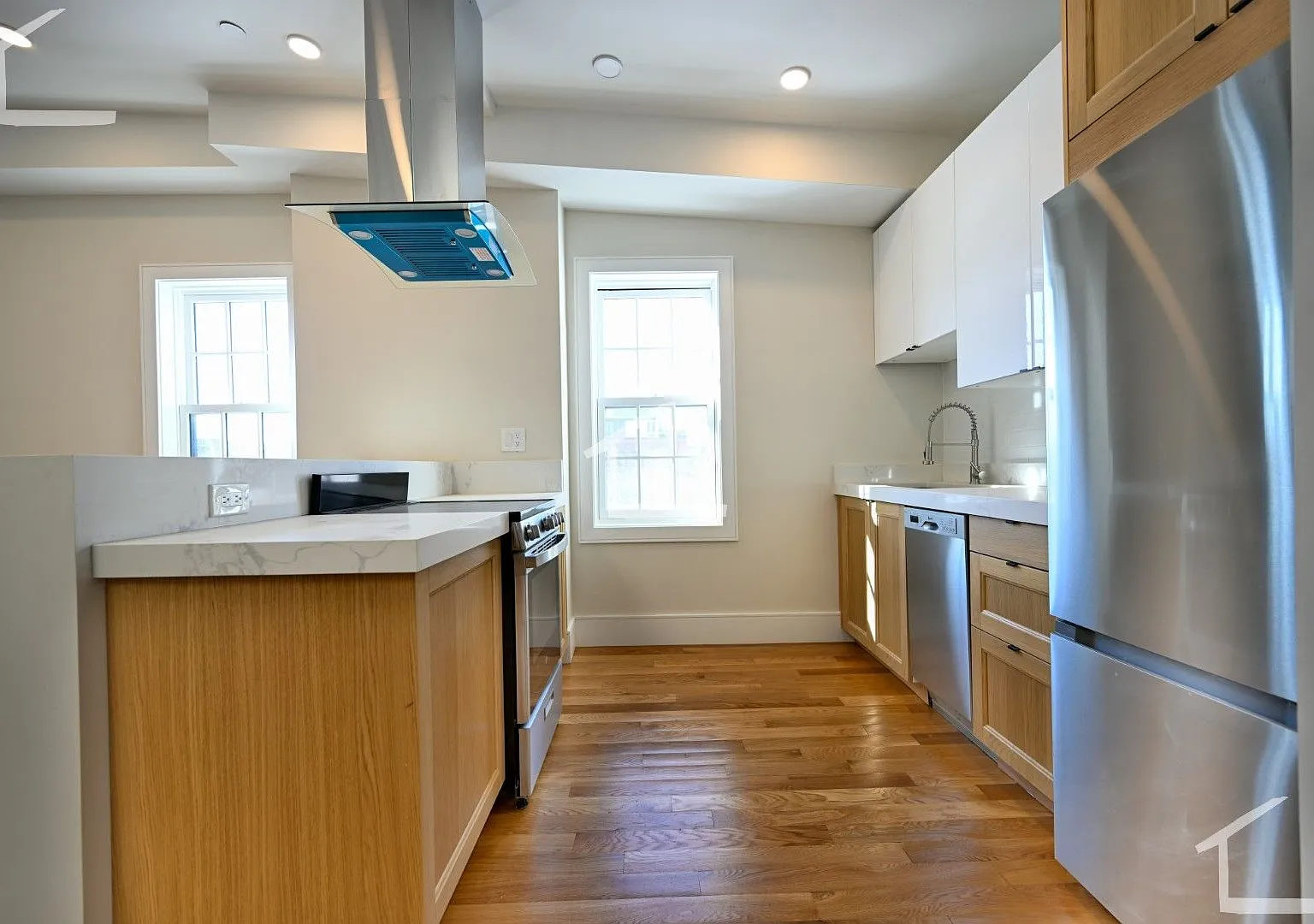 Avl NOW - No Fee! Spectacular penthouse 3BR/2BA in Bay Village! — Photo 3