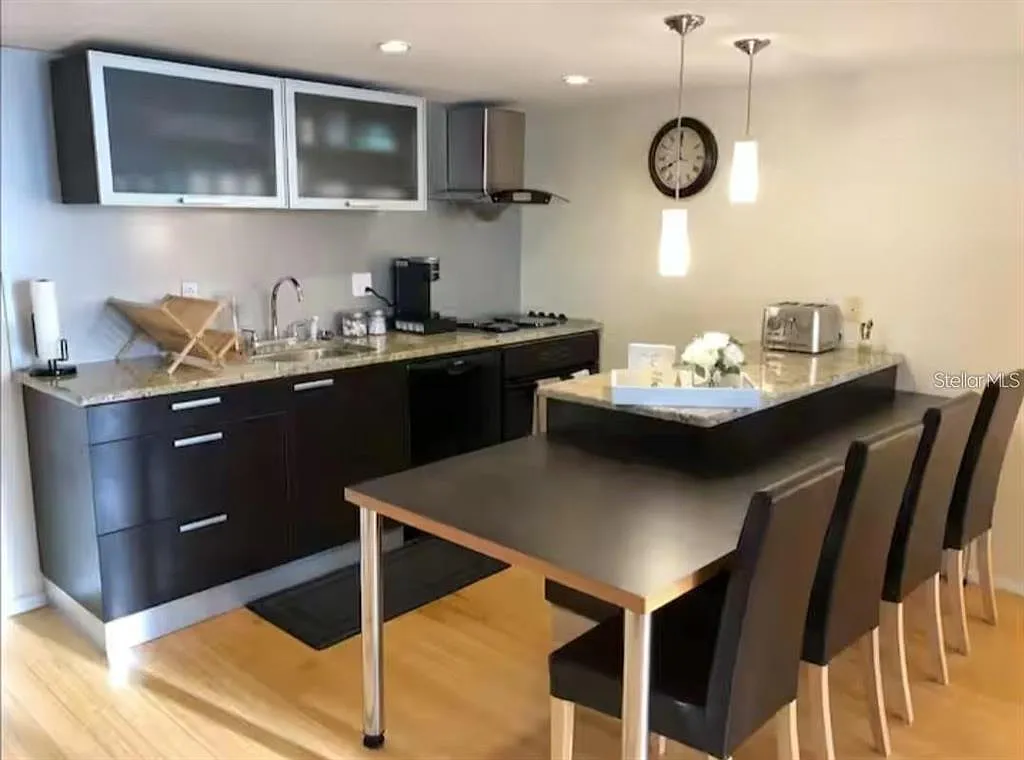 2 bed, 2.0 bath, 1030 sqft, $1,950 — Photo 3