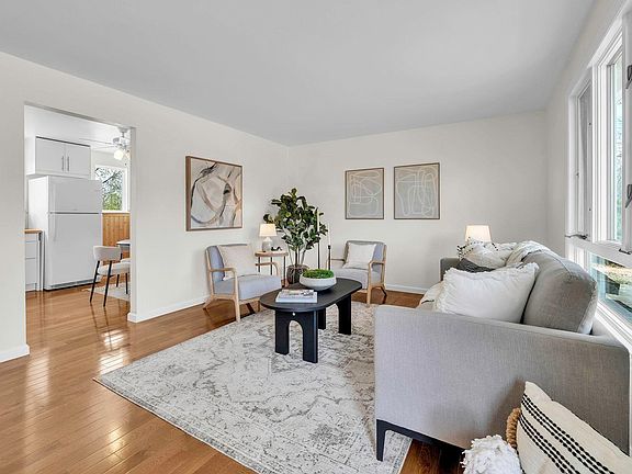 3rd image of 4493 Canterbury Dr