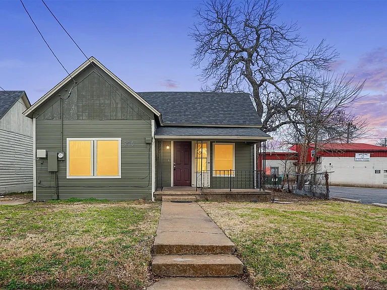 908 E Houston St — Photo 31