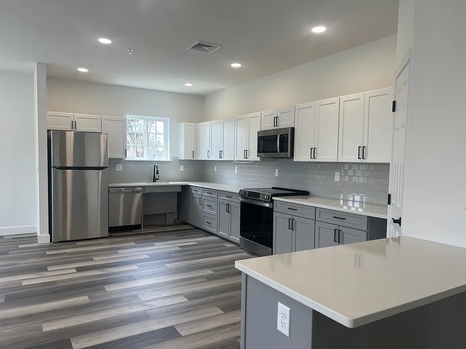 24 S Elm St #105