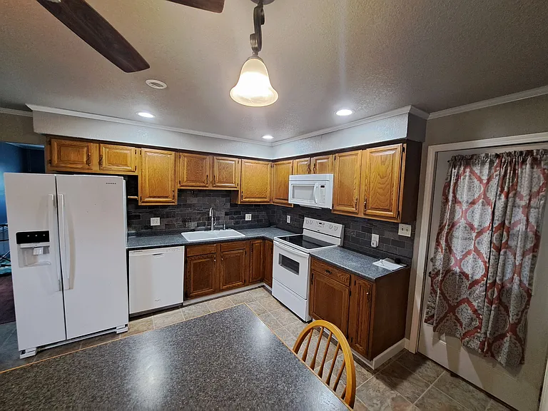 718 Center St — Photo 13