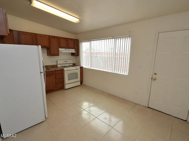 20 E Susana St — Photo 7