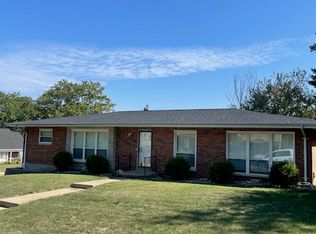 9040 Crest Oak Ln, Saint Louis, MO 63126