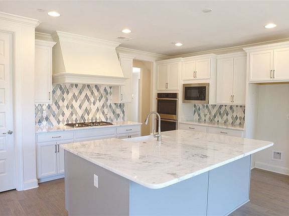 4th image of 1065 Glenshee Dr