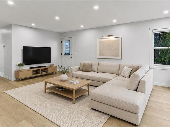 5th image of 48 W Doverglen Cres SE
