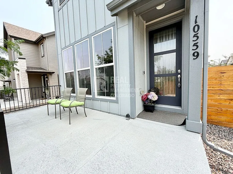 Highlands Ranch 4br/3ba Modern Home on Corner Lot — Photo 2