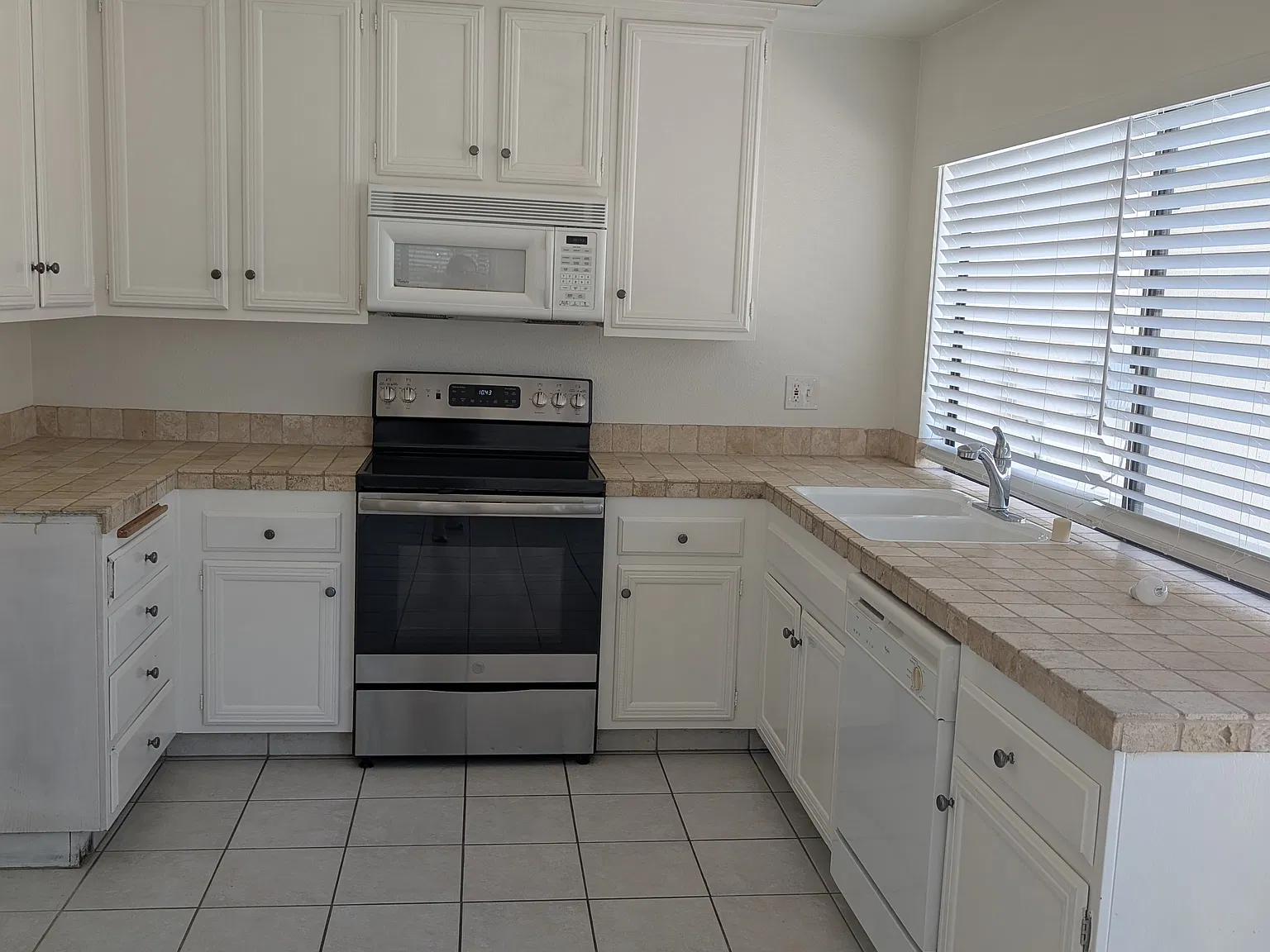 2 bed, 1225 sqft, $3,195 — Photo 4