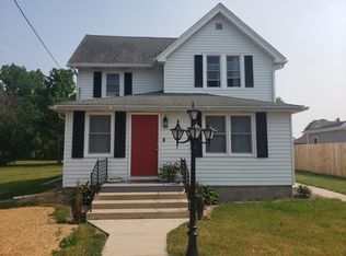 52 Frontier St, Benton, WI 53803