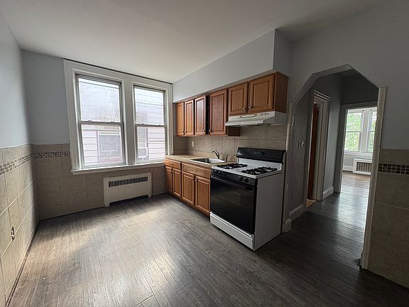 2nd image of 1588 Leslie St APT 2