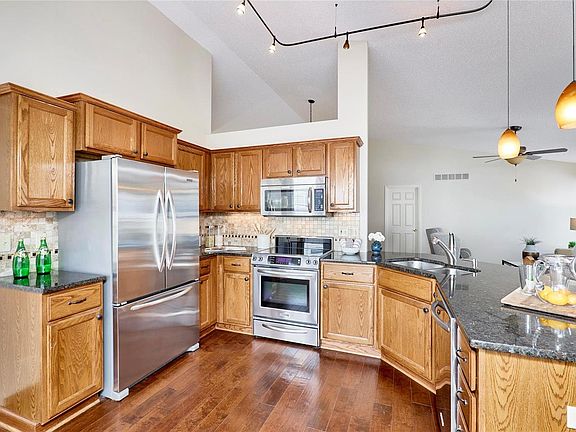 5th image of 2165 Farnsworth Dr