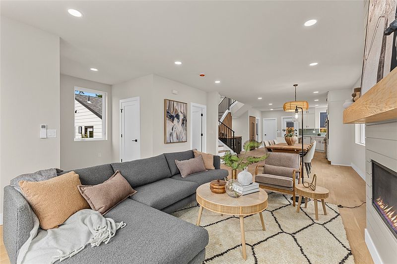 4th image of 11709 Roosevelt Way NE