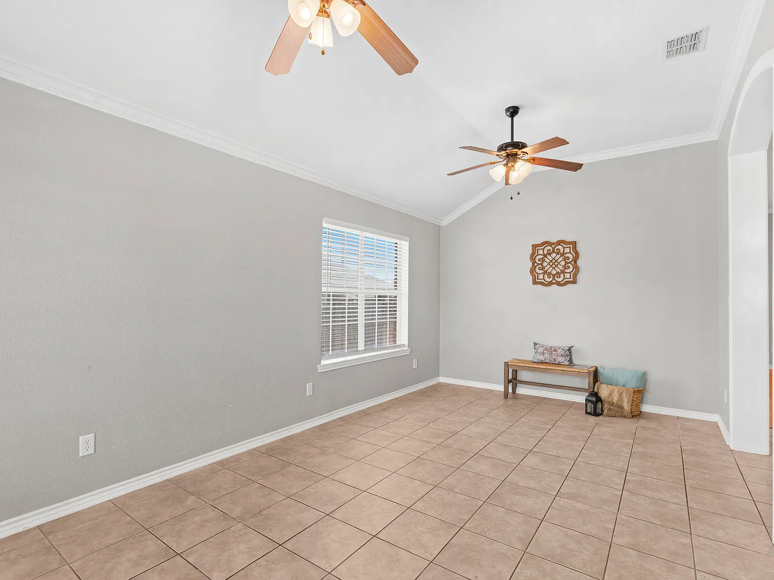 4 bed, 2074 sqft, $1,950 — Photo 4