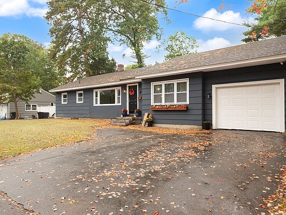 3rd image of 7 Moonbeam Ave