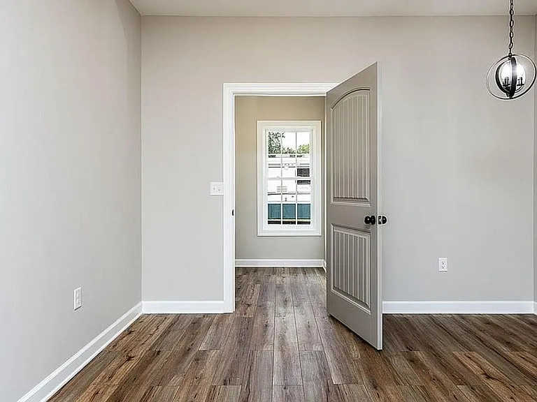 1446 E Main St — Photo 8