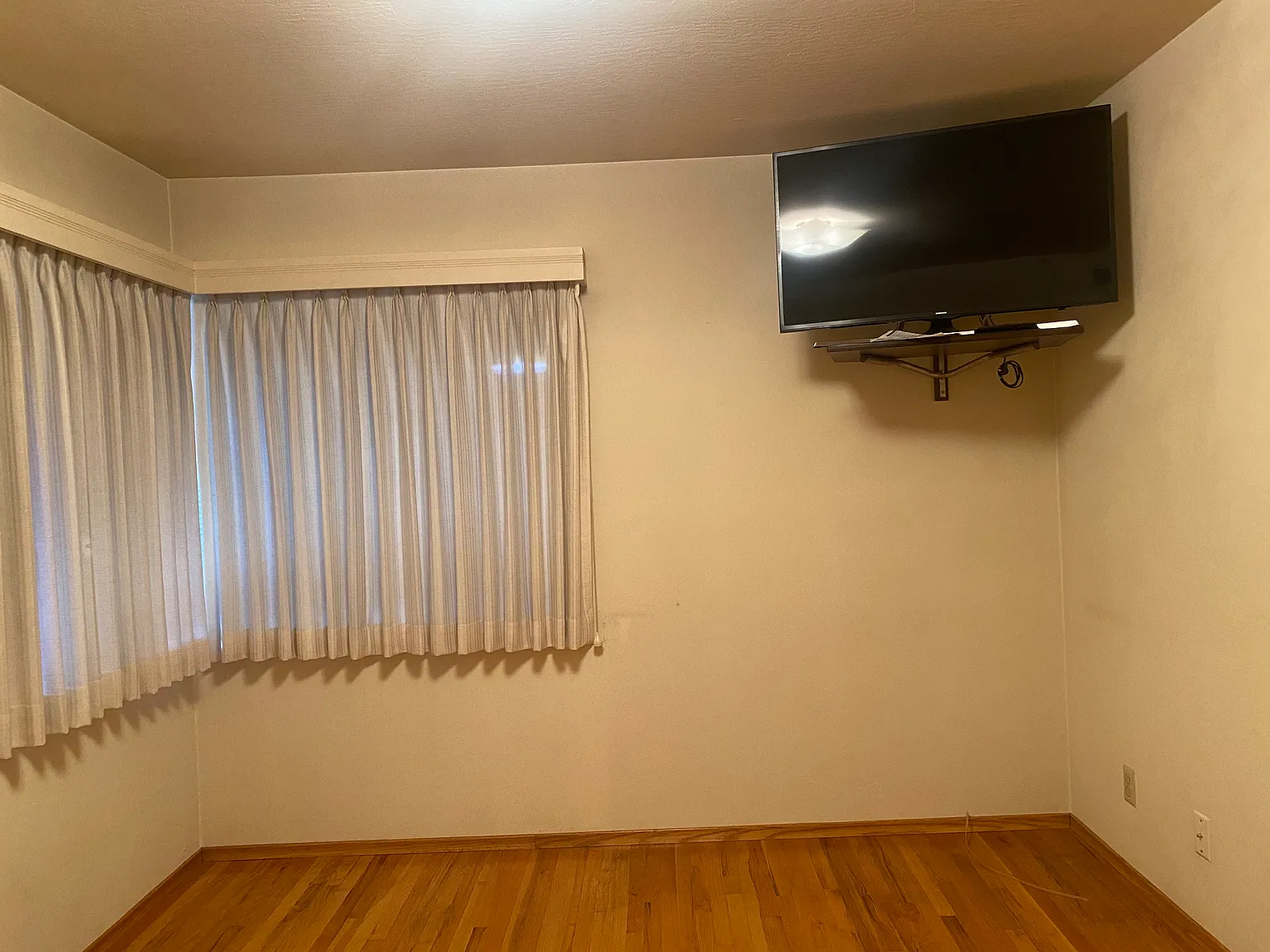 6 bed, 1999 sqft, $700 — Photo 1