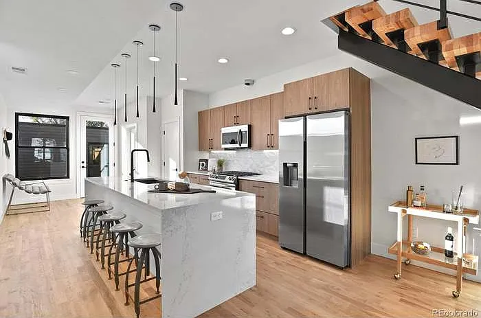 3 bed, 2048 sqft, $3,600 — Photo 3