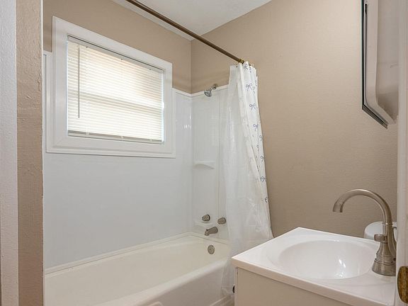 4th image of 406 Sidney St