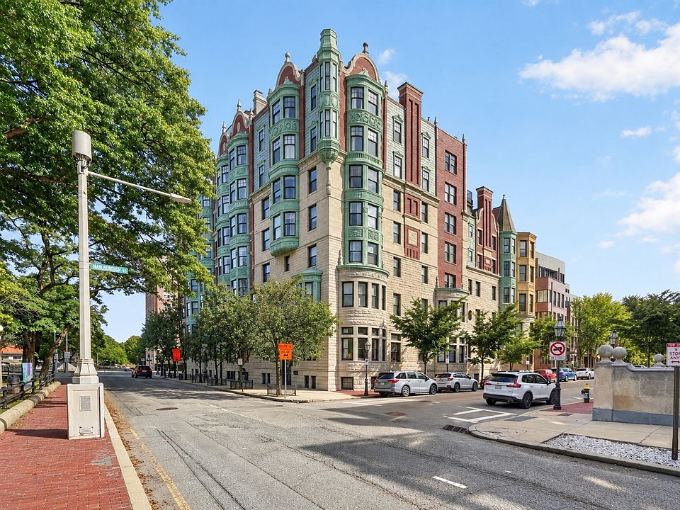 1st image of 4 Charlesgate St E #402