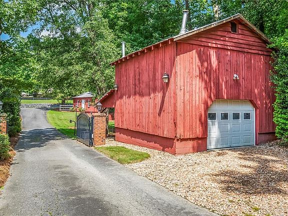 3rd image of 3052 Greenhouse Rd